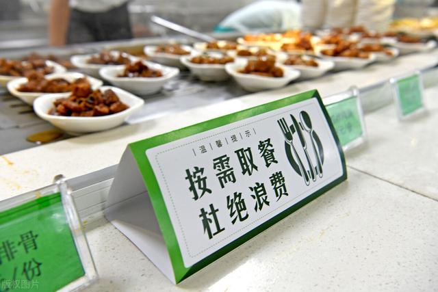 公務員食堂中的“隱藏福利”，葷素搭配2元錢，還能打包帶走（公務員食堂飯菜）