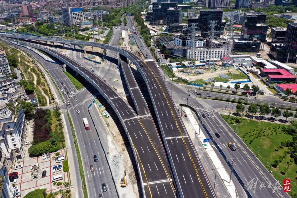 雙向6車道，全長1.6公里，楊高中路改建雙“人”字形高架跨線橋主線通車