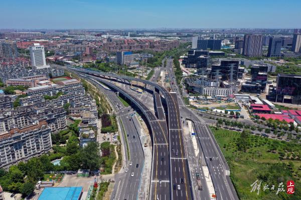 雙向6車道，全長1.6公里，楊高中路改建雙“人”字形高架跨線橋主線通車