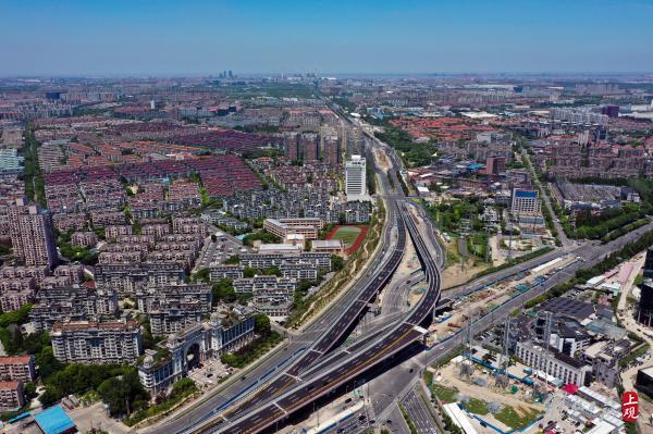 雙向6車道，全長1.6公里，楊高中路改建雙“人”字形高架跨線橋主線通車
