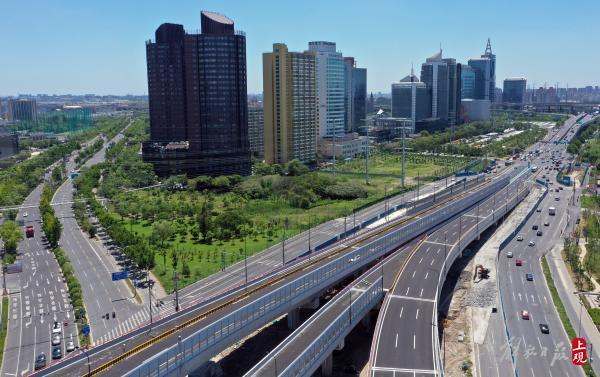 雙向6車道，全長1.6公里，楊高中路改建雙“人”字形高架跨線橋主線通車
