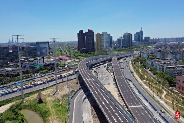 雙向6車道，全長1.6公里，楊高中路改建雙“人”字形高架跨線橋主線通車