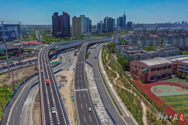 雙向6車道，全長1.6公里，楊高中路改建雙“人”字形高架跨線橋主線通車